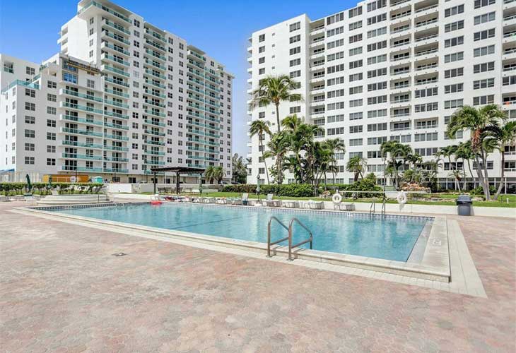 The Carriage Club North Condos For Sale & Rent | Picture 3