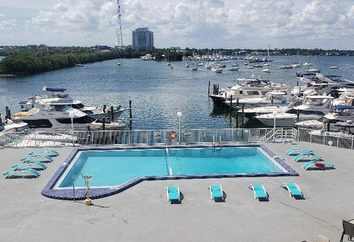 Bayshore Yacht & Tennis Club Condos For Sale & Rent | Picture 2