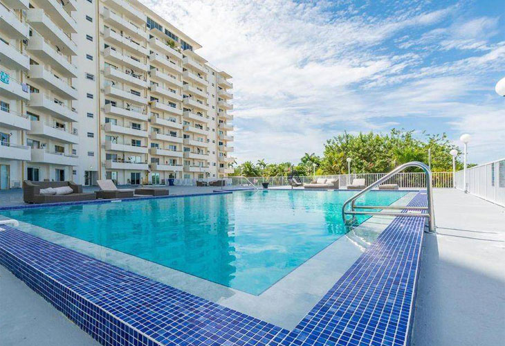 Bayshore Yacht & Tennis Club Condos For Sale & Rent | Picture 4