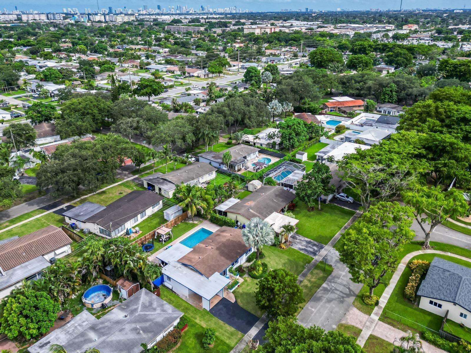 315 57th, Hollywood, FL 33023 - For Sale photo 2
