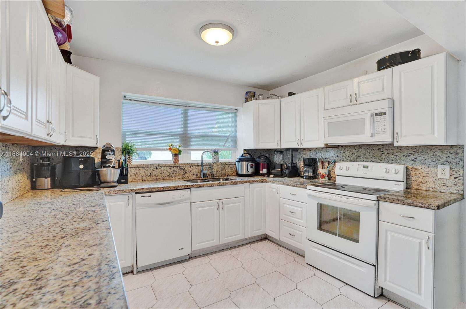 320 71st Ave, Hollywood, FL 33024 - For Sale photo 17
