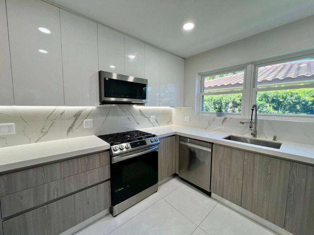 1042 Tyler, Hollywood, FL 33019 - For Sale photo 13