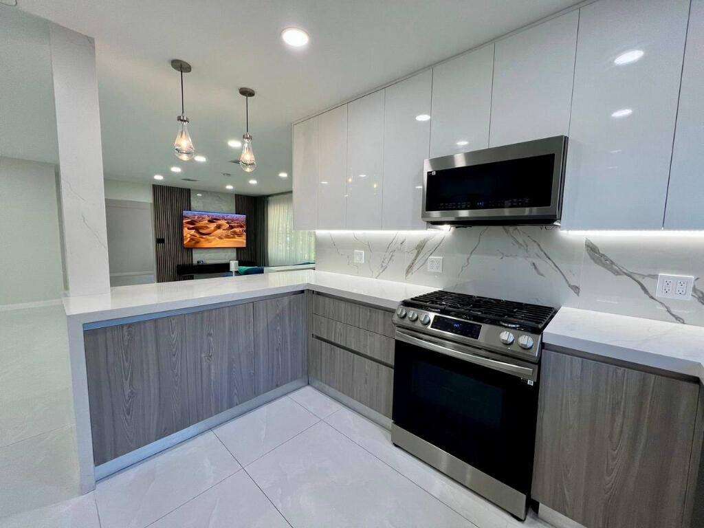 1042 Tyler, Hollywood, FL 33019 - For Sale photo 14