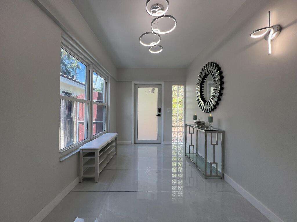 1042 Tyler, Hollywood, FL 33019 - For Sale photo 4