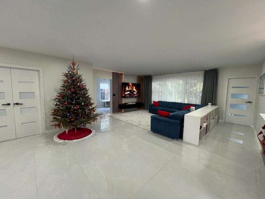 1042 Tyler, Hollywood, FL 33019 - For Sale photo 5