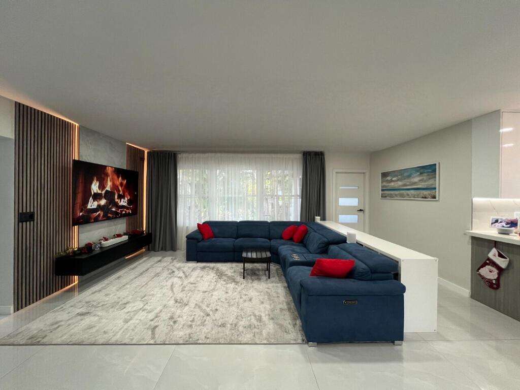 1042 Tyler, Hollywood, FL 33019 - For Sale photo 6