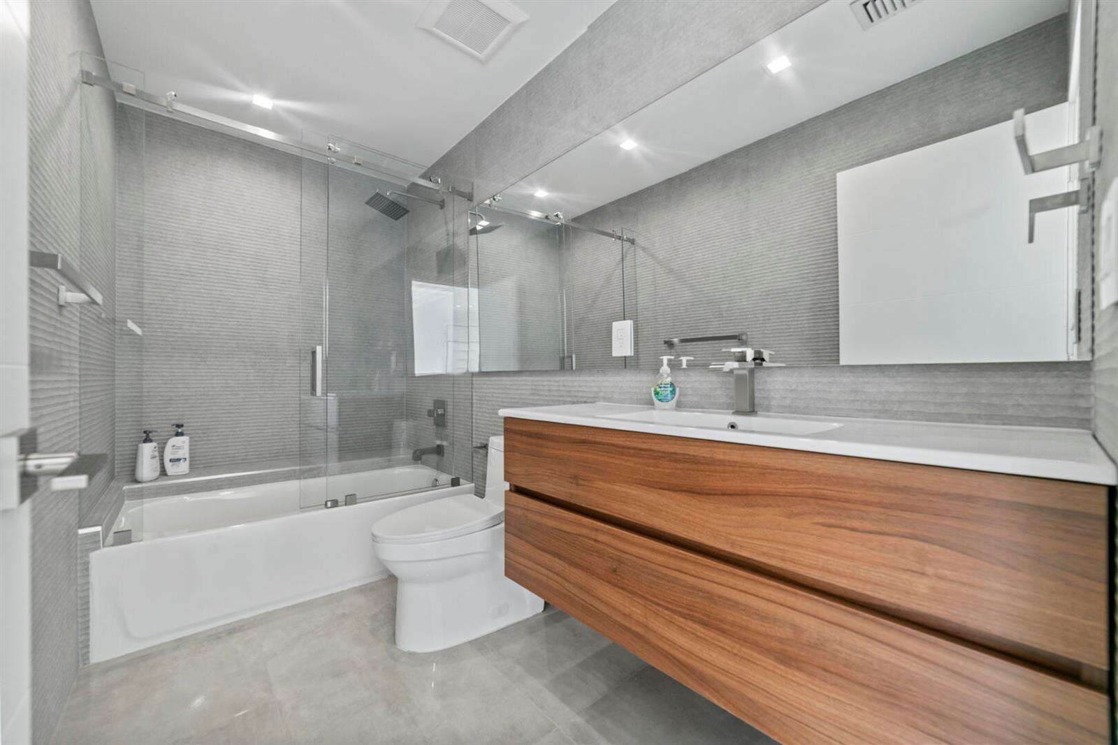 2511 209th, Miami, FL 33180 - For Sale photo 37