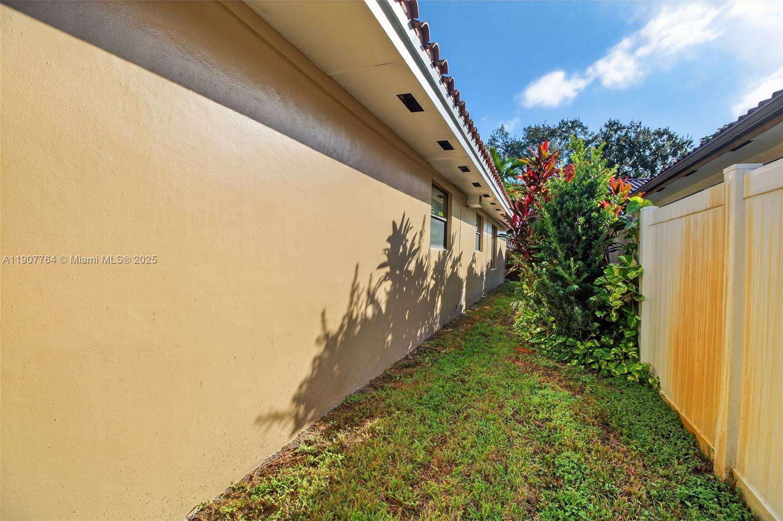 15010 Dunbarton Pl, Miami Lakes, FL 33016 | Picture 32