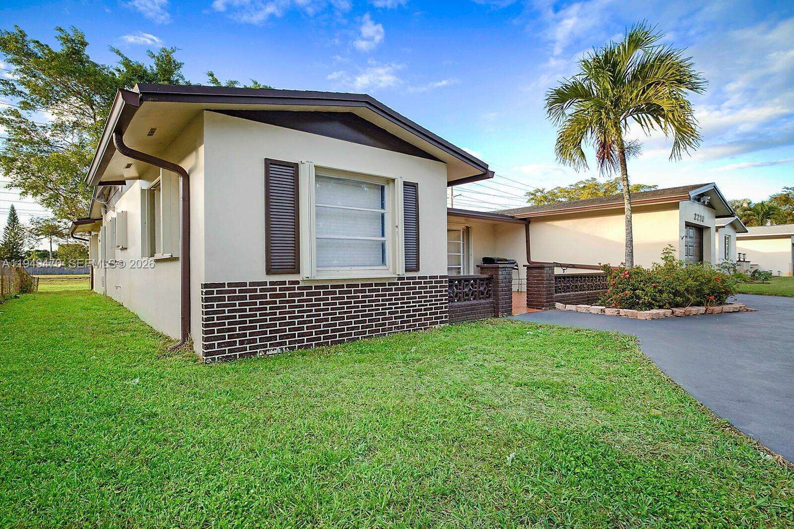 2210 91st Ter, Pembroke Pines, FL 33024 - For Sale photo 2