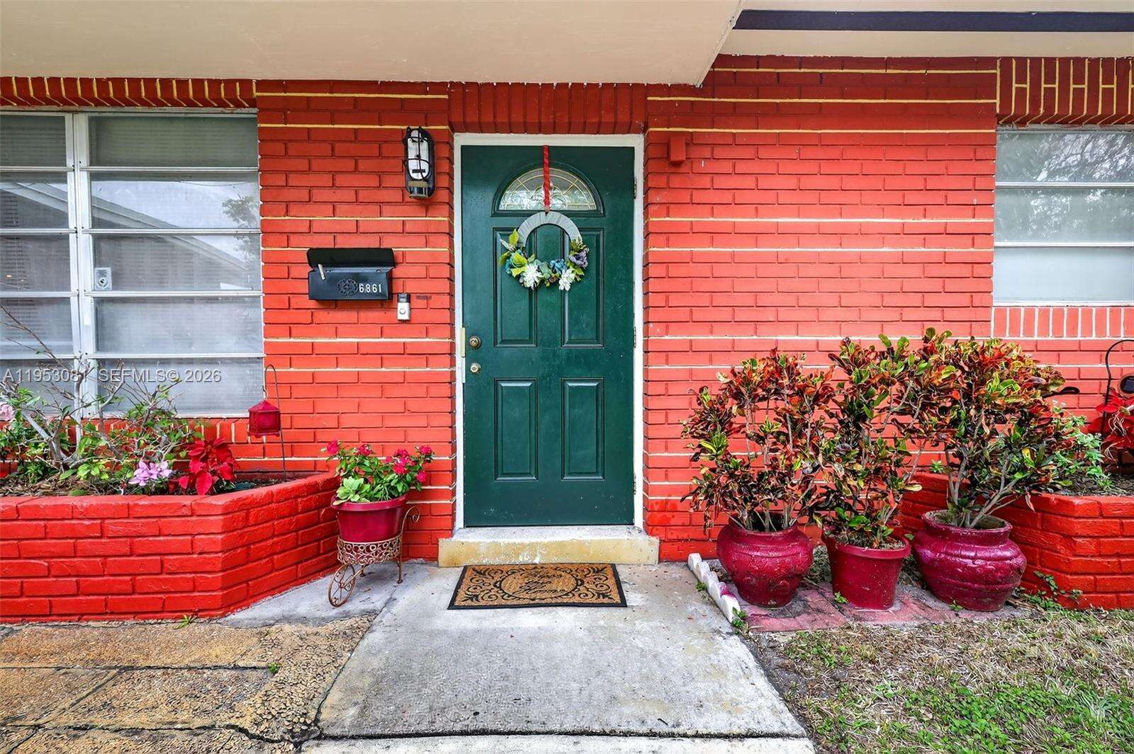 6861 1st Ct, Pembroke Pines, FL 33023 - For Sale photo 2