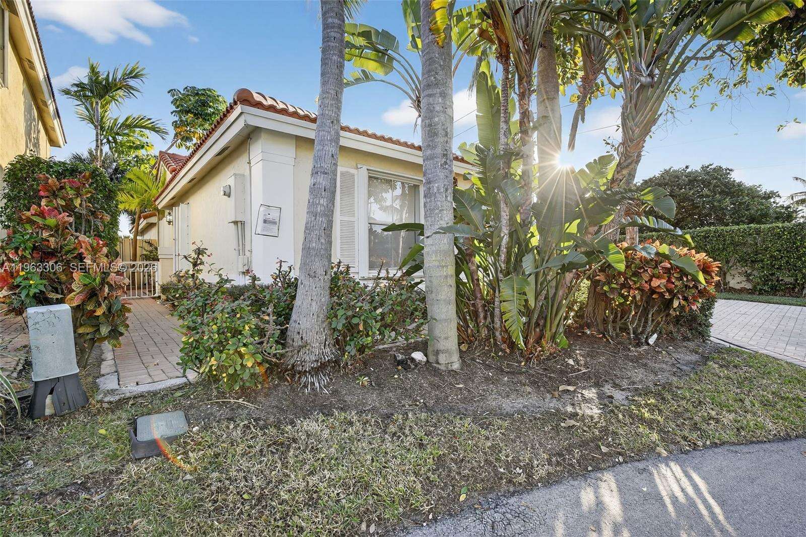 1150 Queen Palm Ct, Hollywood, FL 33019 | Picture 6