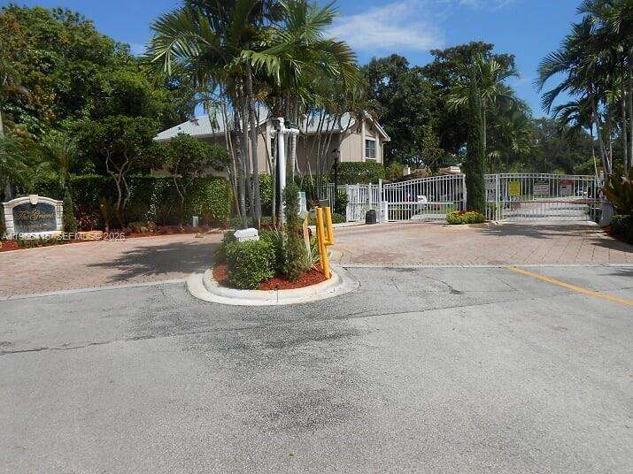 128 Laurel Rd, Hollywood, FL 33021 | Picture 1