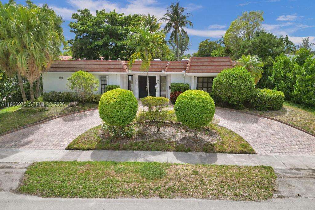 19710 23rd Ave, Miami, FL 33180 | Picture 3