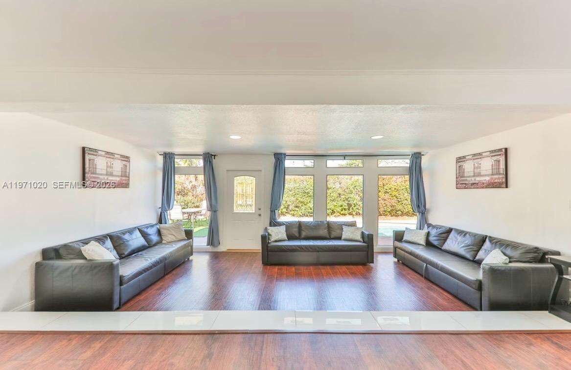  , Miami, FL 33180 | Picture 2