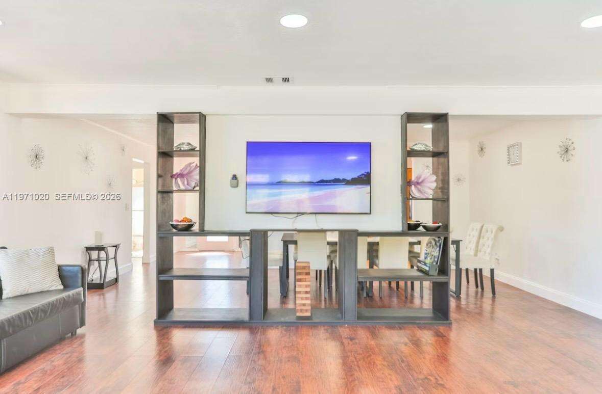  , Miami, FL 33180 | Picture 3