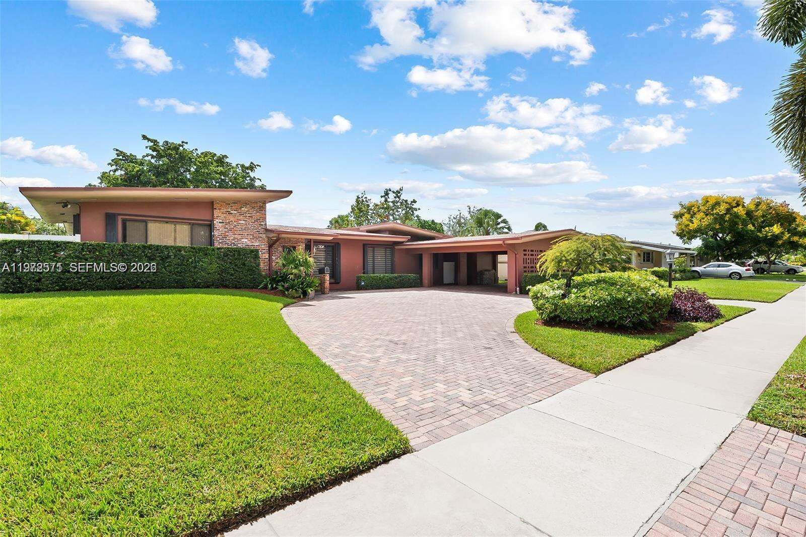 811 Highland Dr, Hollywood, FL 33021 - For Sale photo 2