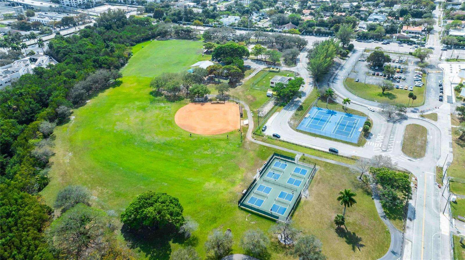 2515 207th, Miami, FL 33180 - For Sale photo 2