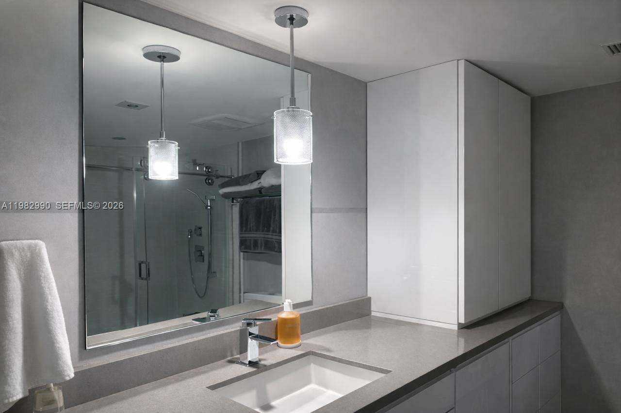 701 Brickell Key Dr 1611, Miami, FL 33131 | Picture 12