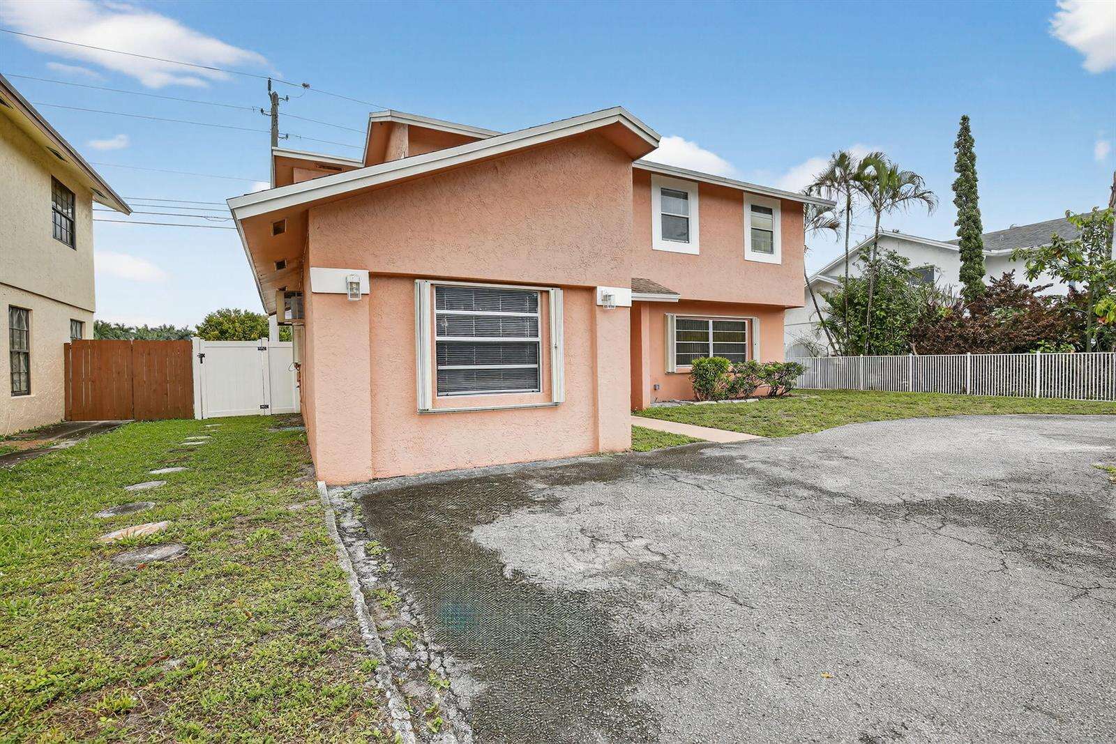 7721 42nd, Hollywood, FL 33024 - For Sale photo 2