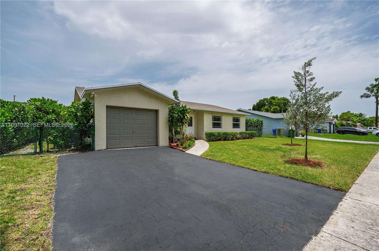 401 83rd Way, Pembroke Pines, FL 33024 - For Sale photo 2