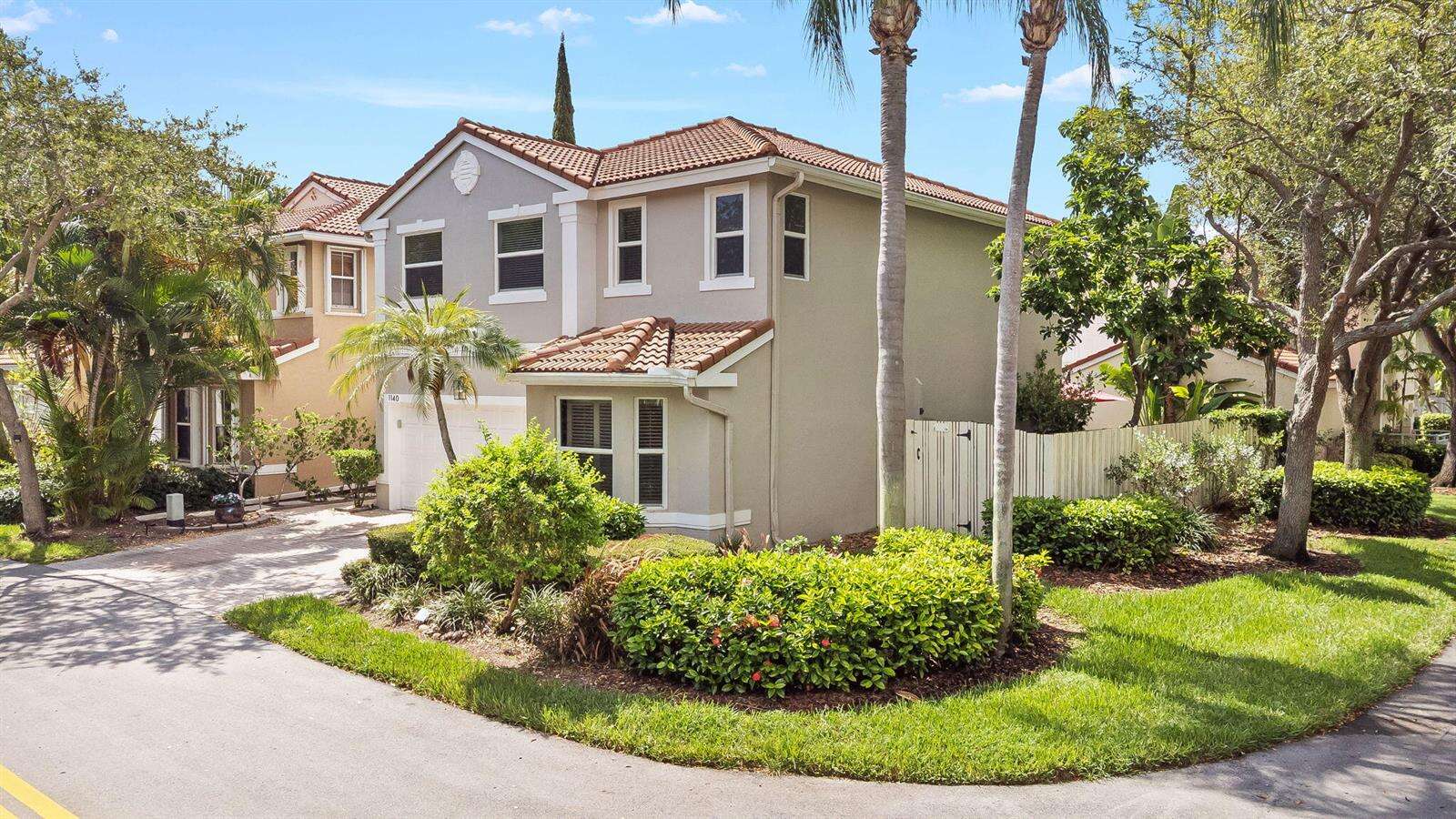 1140 Linden, Hollywood, FL 33019 - For Sale photo 1