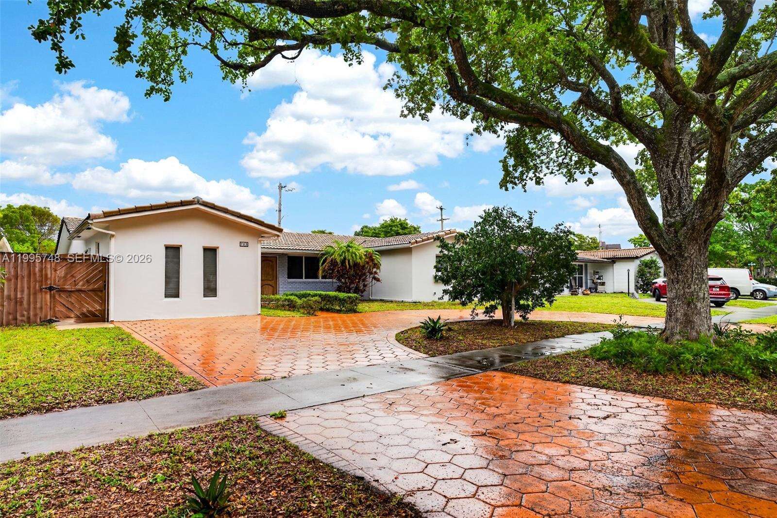 763 Rainbow Dr, Hollywood, FL 33021 | Picture 2