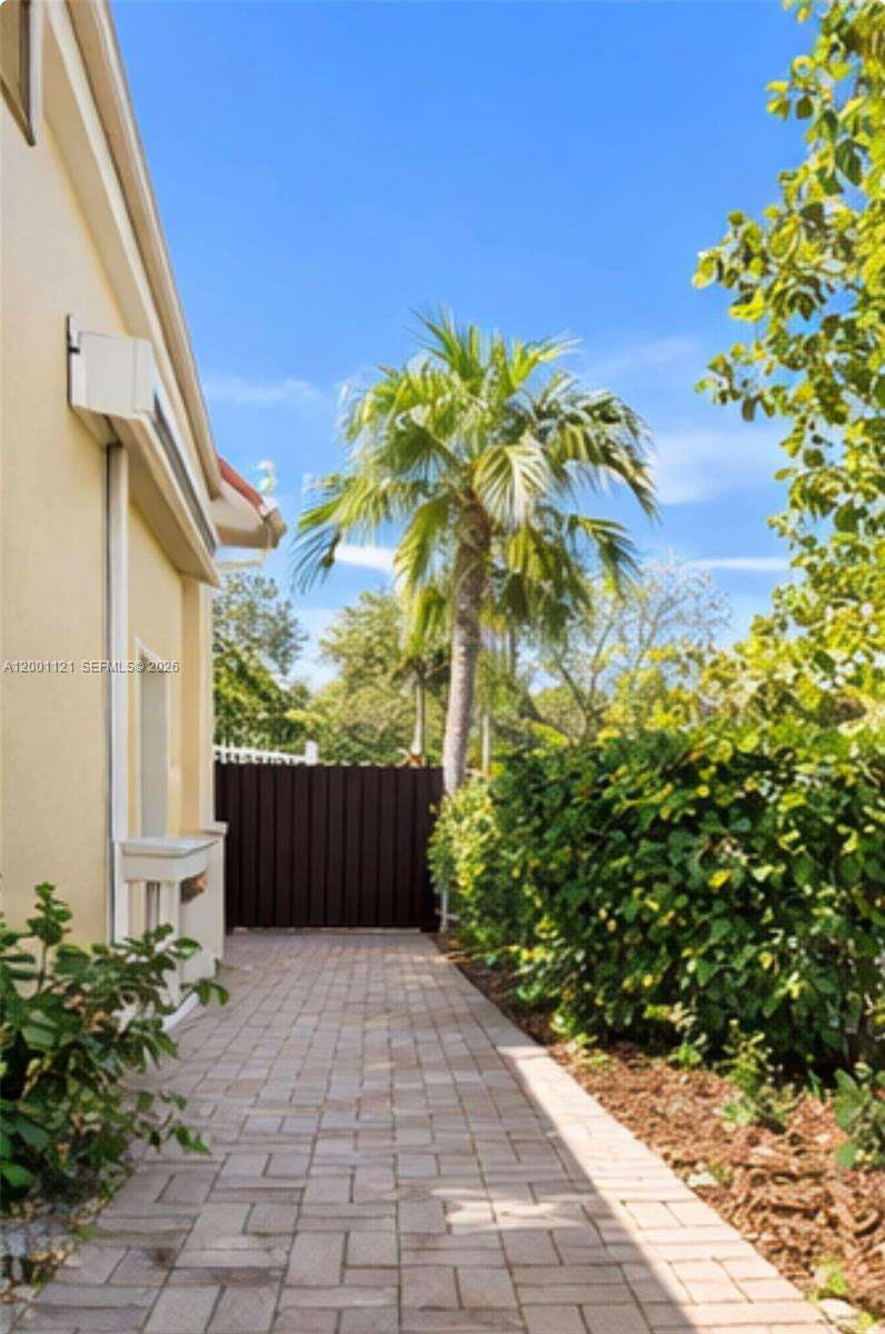 1125 Butternut Ln, Hollywood, FL 33019 | Picture 6