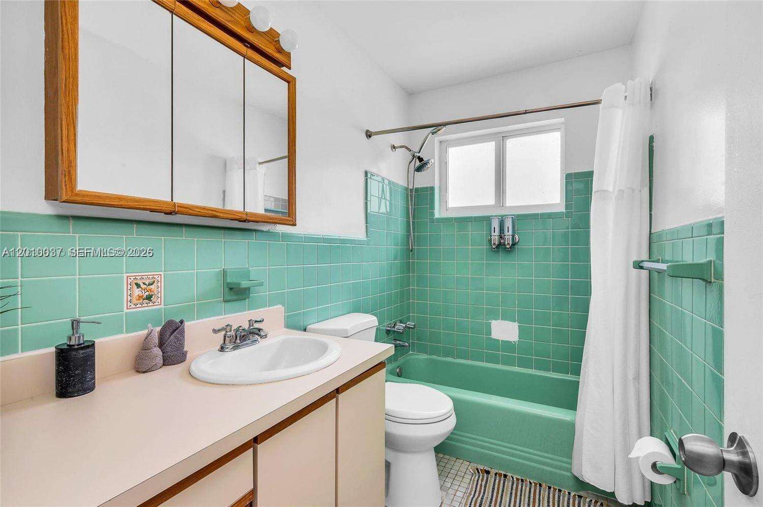 2501 209th Ter, Miami, FL 33180 | Picture 14