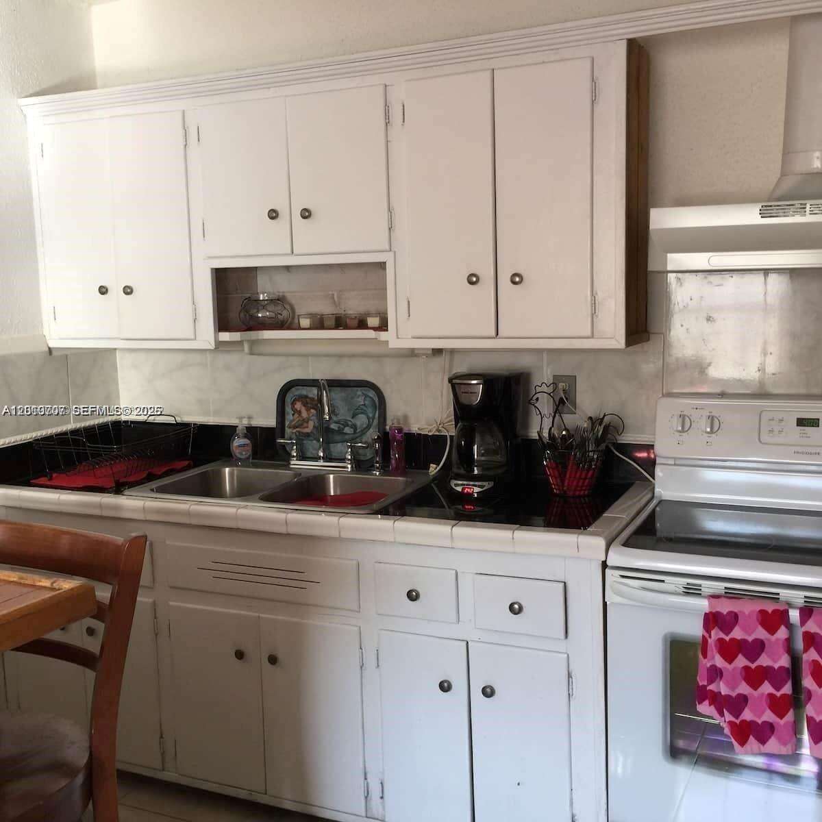 2411 Hayes St, Hollywood, FL 33020 | Picture 9