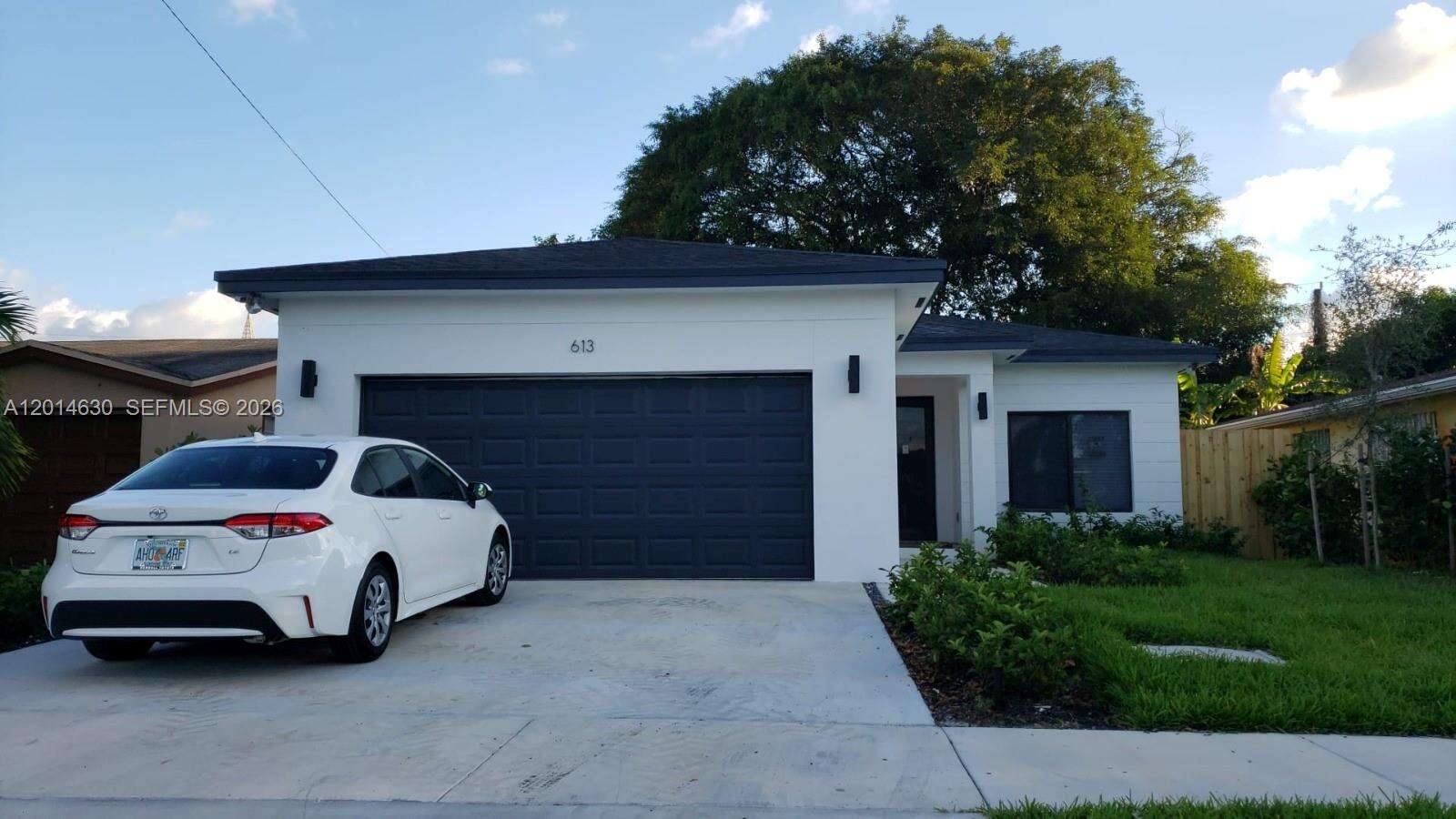 613 10th St, Hallandale Beach, FL 33009 - For Sale photo 2