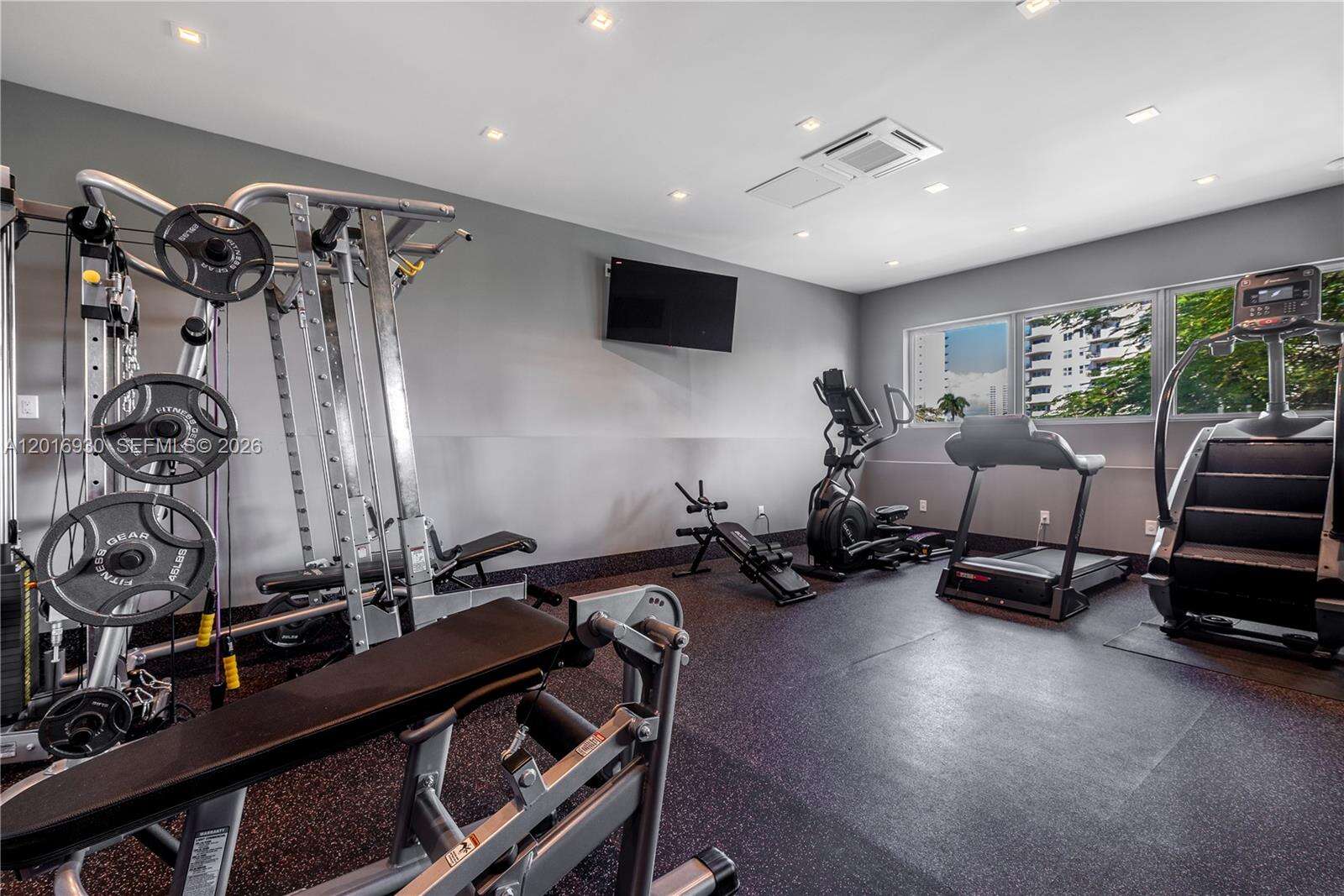 400 Tamarind Dr, Hallandale Beach, FL 33009 | Picture 42