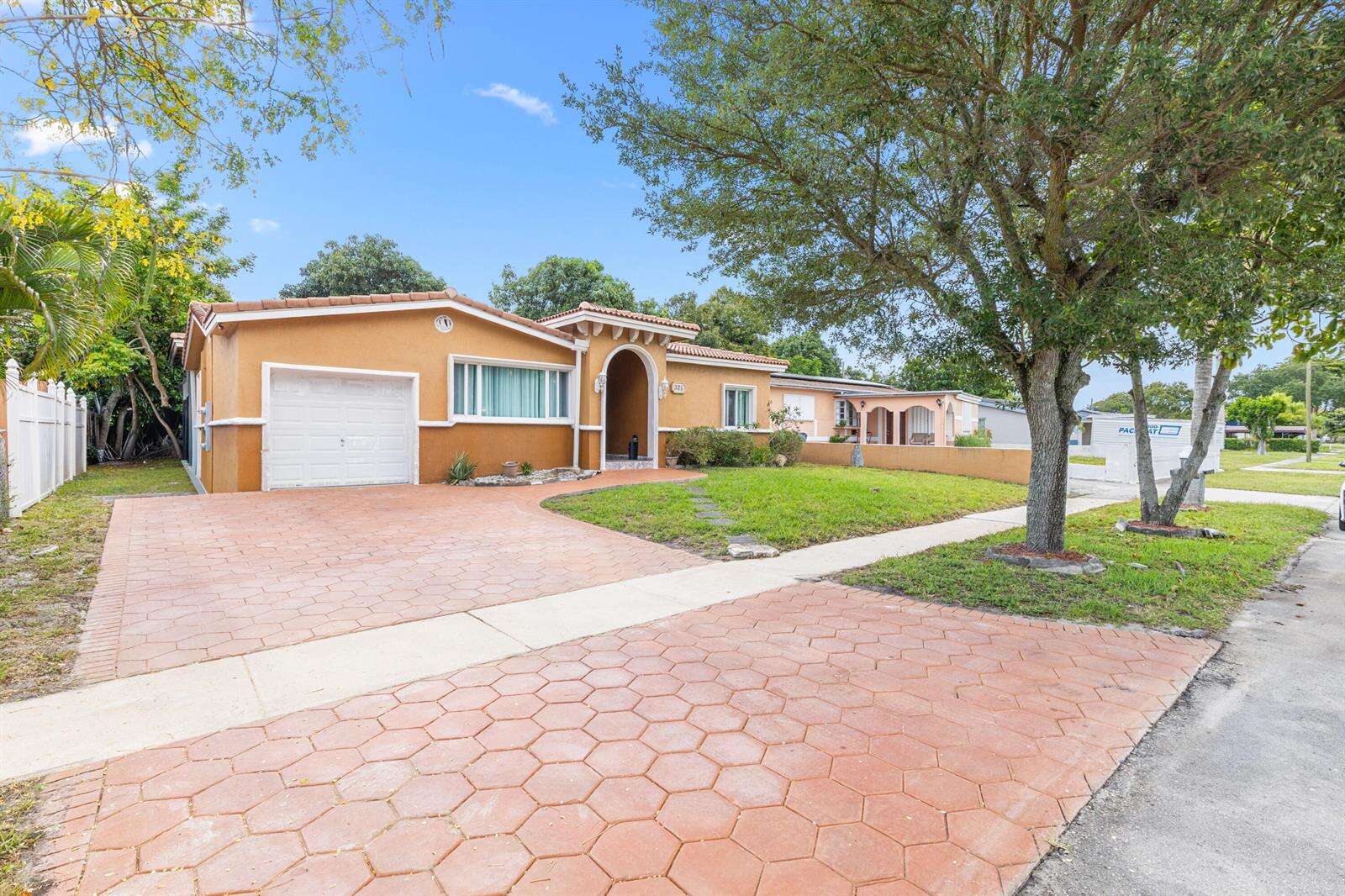 321 72nd, Hollywood, FL 33024 - For Sale photo 2