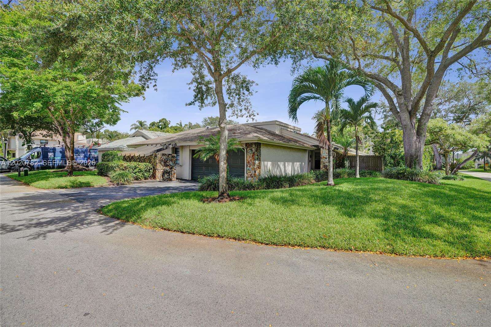 30 Cedar Rd, Hollywood, FL 33021 - For Sale photo 2