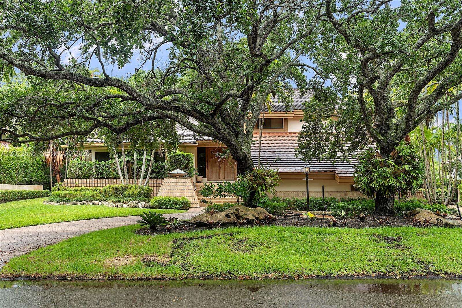 7244 Lago Dr, Coral Gables, FL 33143 - For Sale photo 2