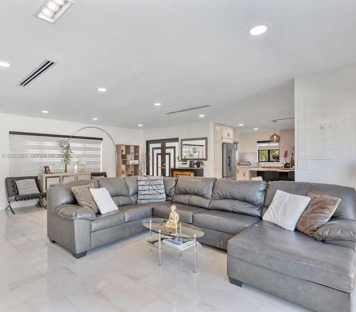 Hollywood, FL 33019 - For Sale photo 4
