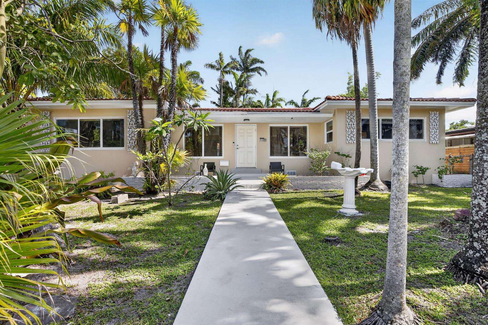 742 Hollywood, Hollywood, FL 33019 - For Sale photo 1