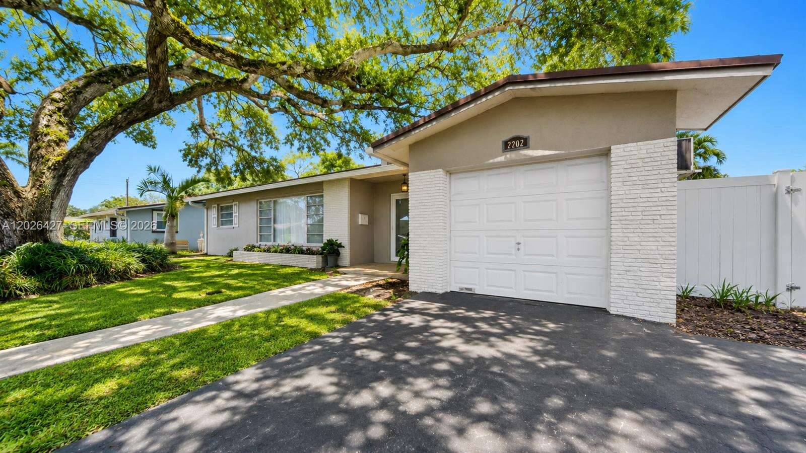 2202 42nd Ave, Hollywood, FL 33021 - For Sale photo 2