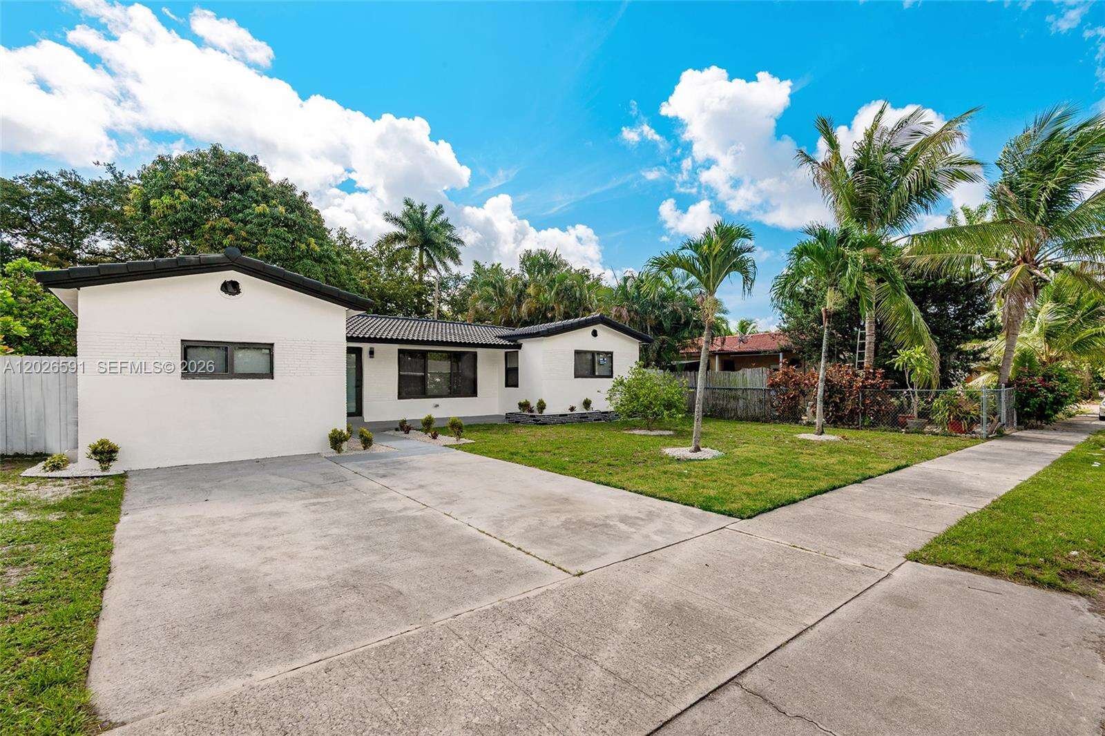 537 29th Ct, Hollywood, FL 33020 - For Sale photo 2