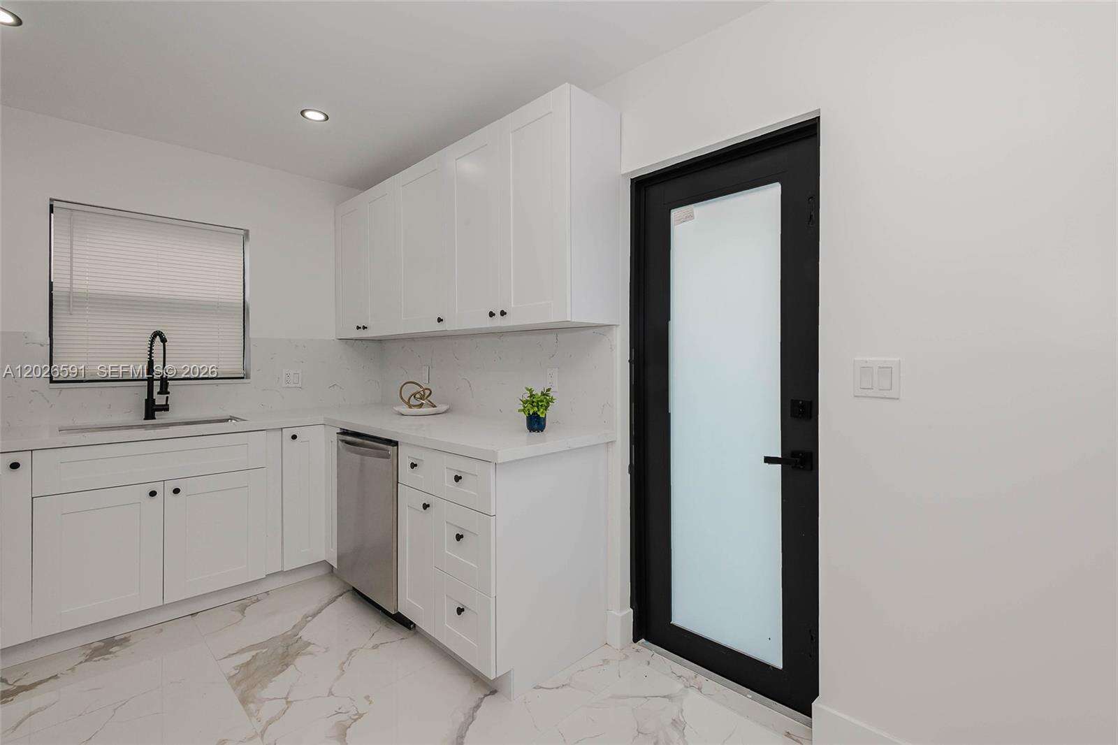 537 29th Ct, Hollywood, FL 33020 - For Sale photo 9