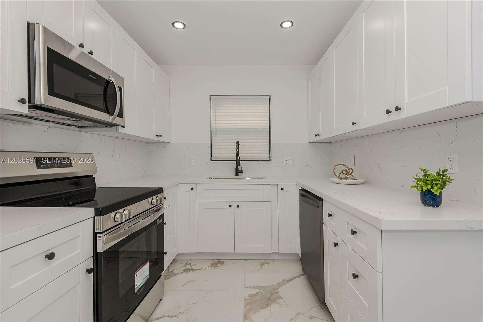 537 29th Ct, Hollywood, FL 33020 - For Sale photo 10