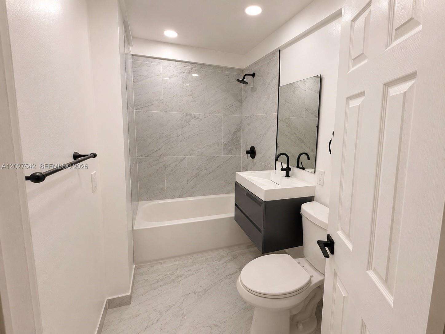 2627 213th St, Miami, FL 33180 - For Sale photo 11