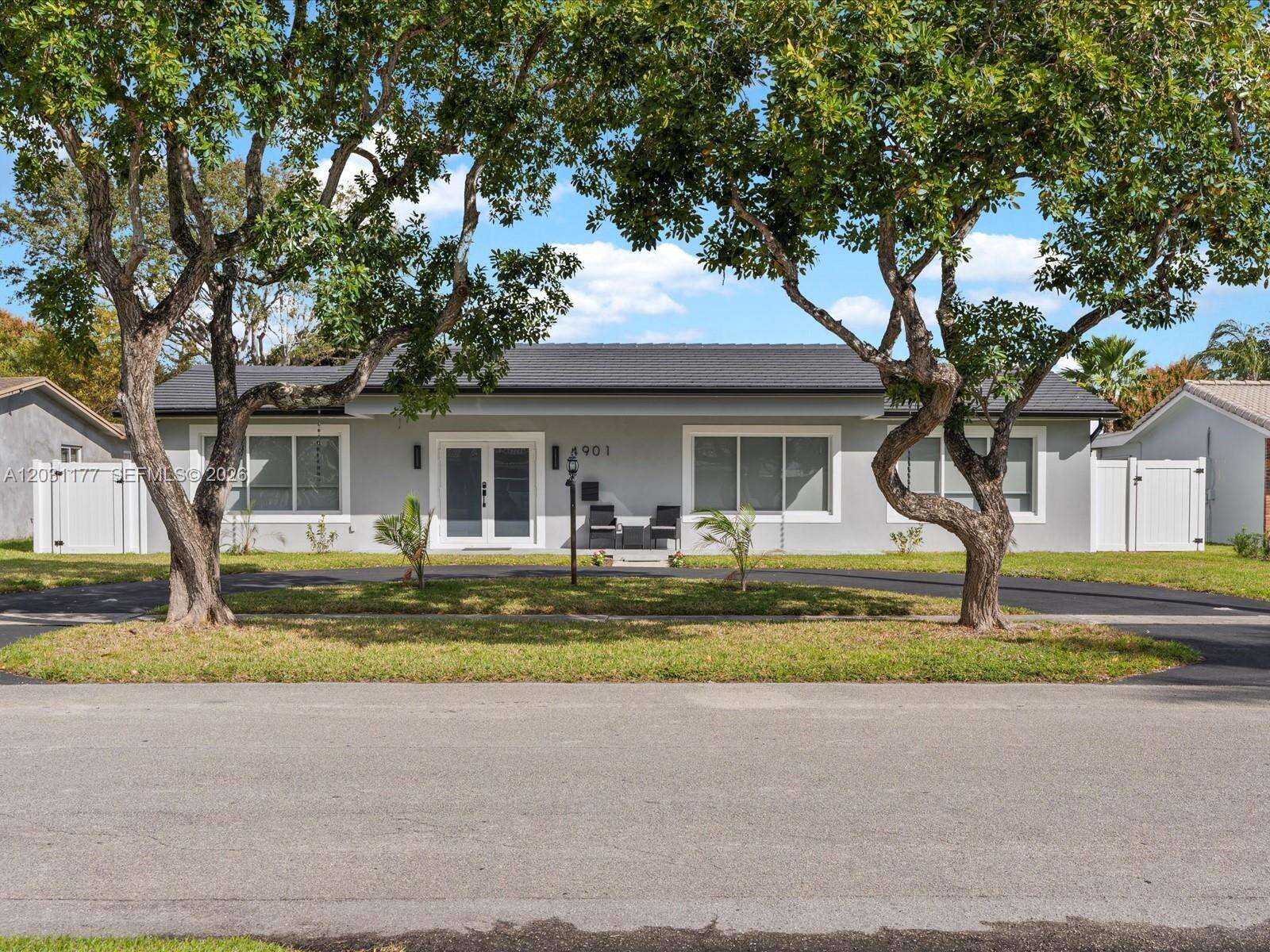 4901 Grant St, Hollywood, FL 33021 - For Sale photo 2