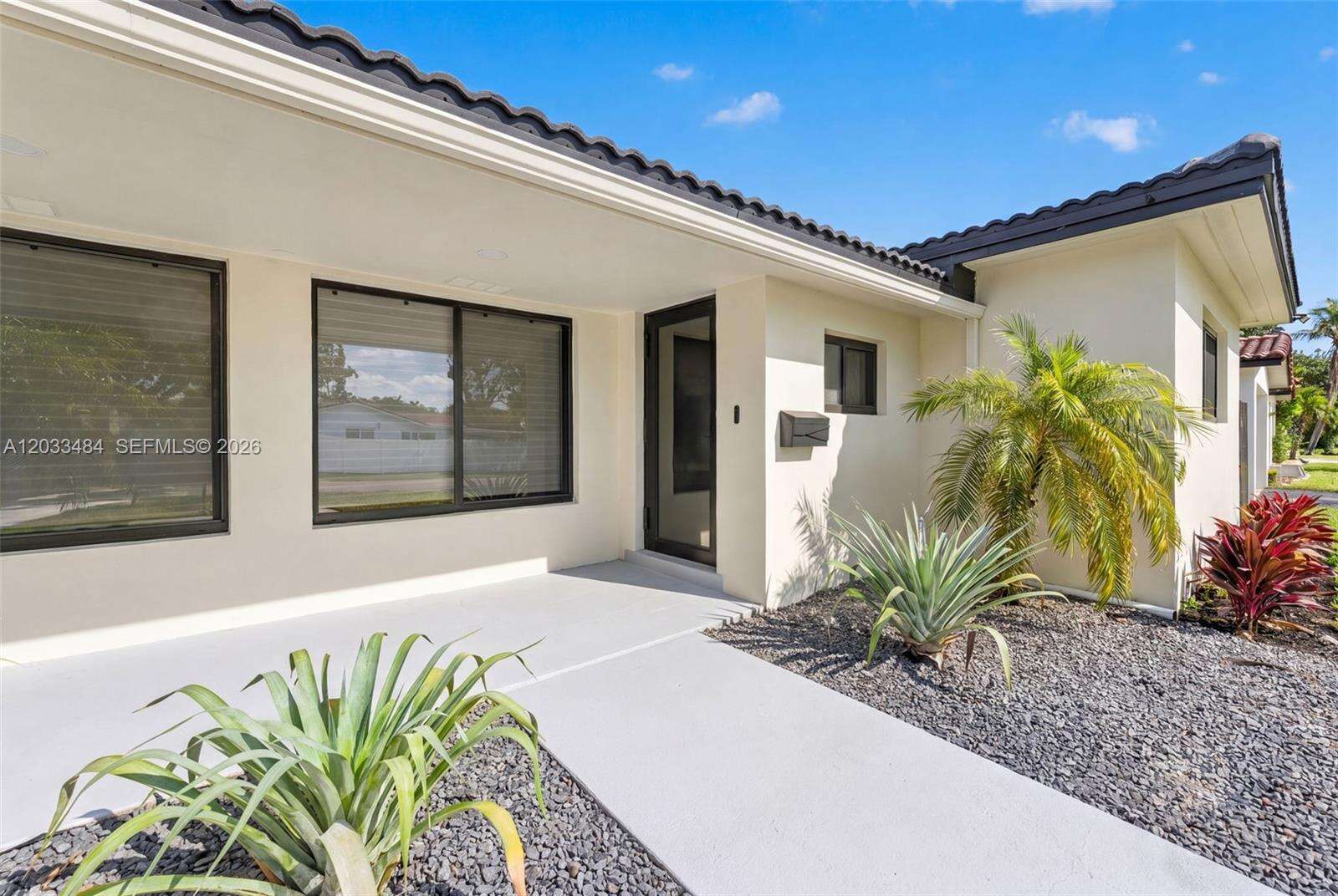 407 Highland Dr, Hollywood, FL 33021 - Pending Sale photo 3
