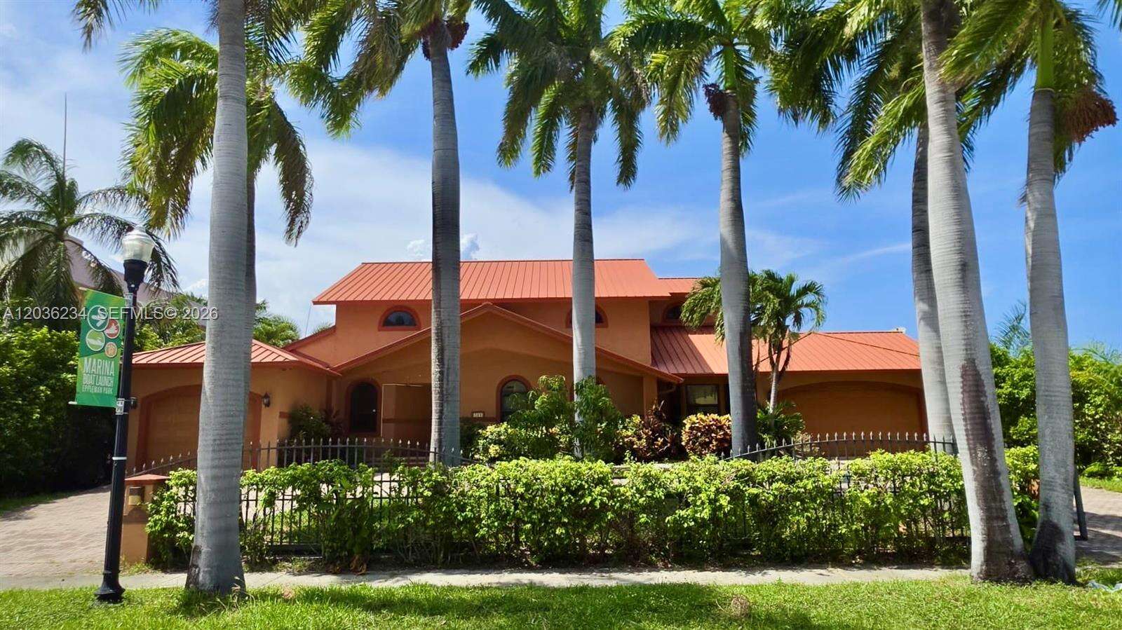 741 Tyler St, Hollywood, FL 33019 - For Sale photo 2