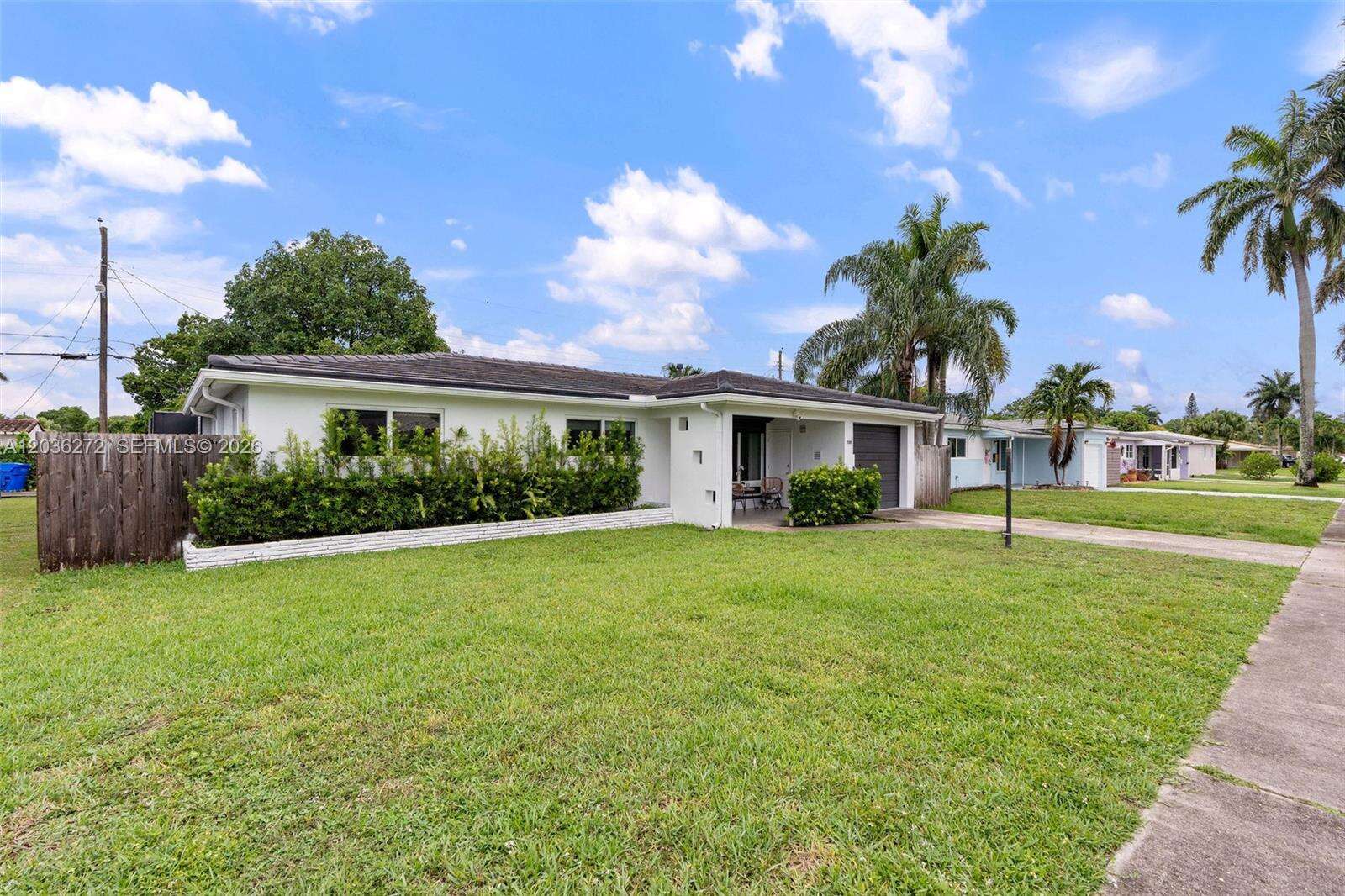 706 32nd Ct, Hollywood, FL 33021 - For Sale photo 2