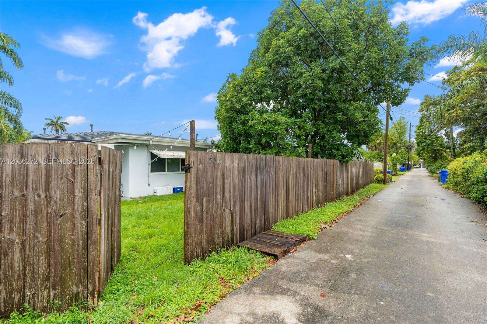 706 32nd Ct, Hollywood, FL 33021 - For Sale photo 8