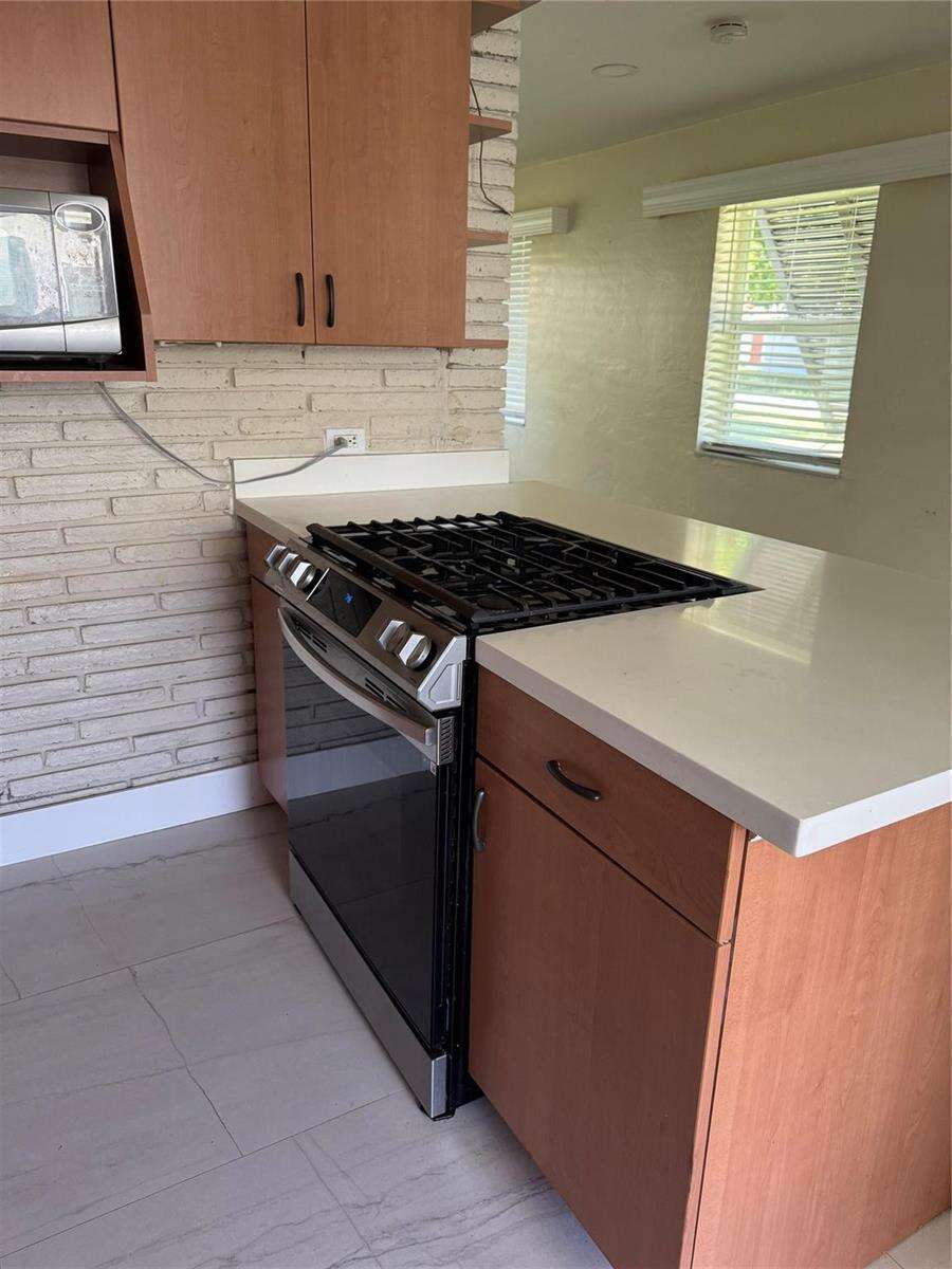 925 32nd, Hollywood, FL 33021 - For Sale photo 8