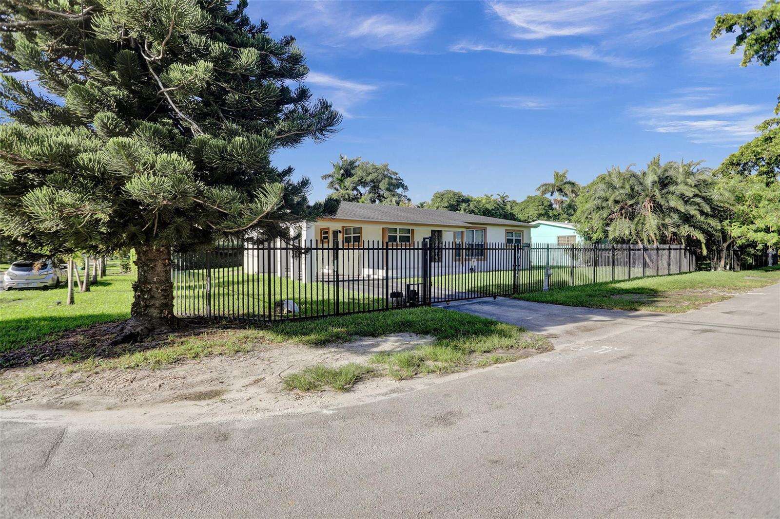 30 139th, Miami, FL 33161 - For Sale photo 2