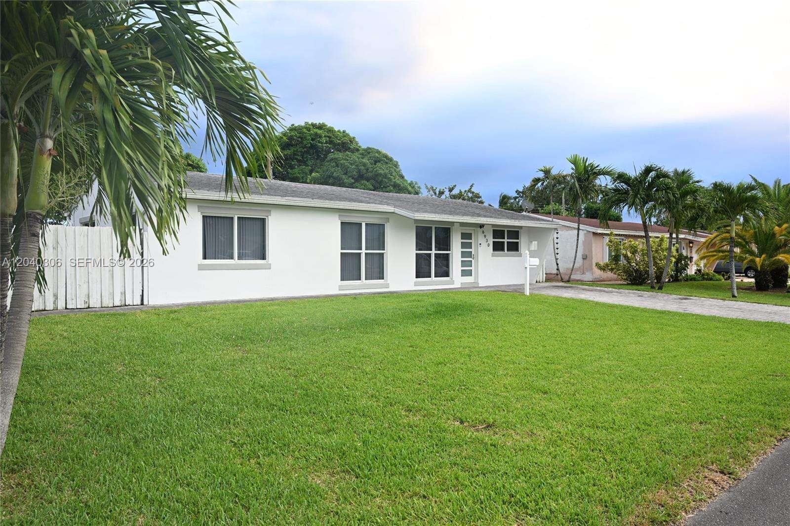 6930 Coolidge St, Hollywood, FL 33024 - Pending Sale photo 2