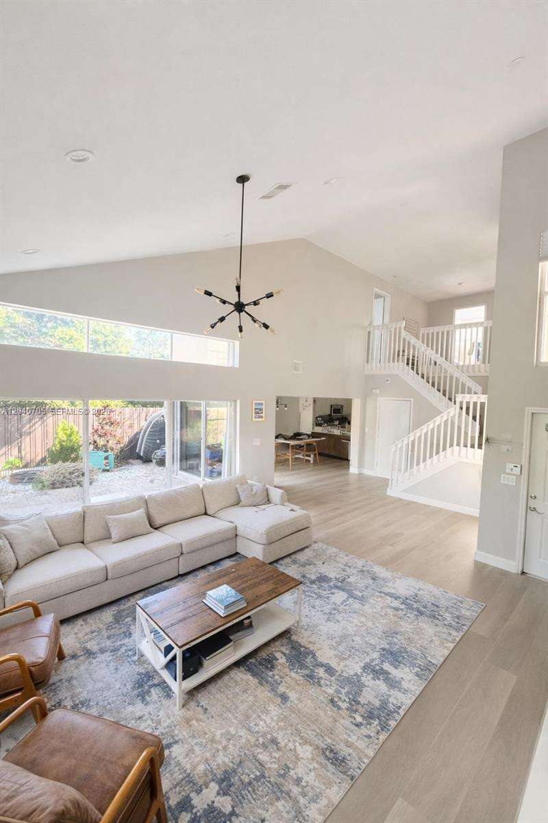 1125 Butternut Ln, Hollywood, FL 33019 - For Sale photo 2